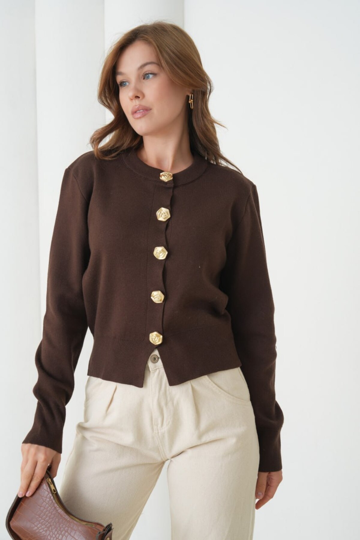 Yumuşak Dokulu Premium İplik Büyük Gül Düğme Detaylı Triko Hırka AW25HI0049