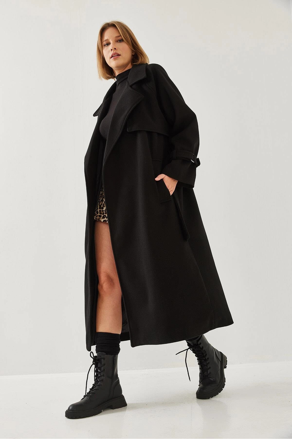 Kadın Rüzgarlıklı Siyah Kuşaklı Uzun Kaşe Kaban – Oversize Kesim, Klasik ve Şık Kışlık Trençkot 8102