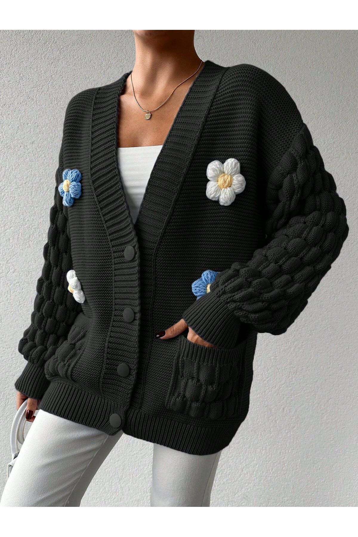 Çiçekli siyah hırka