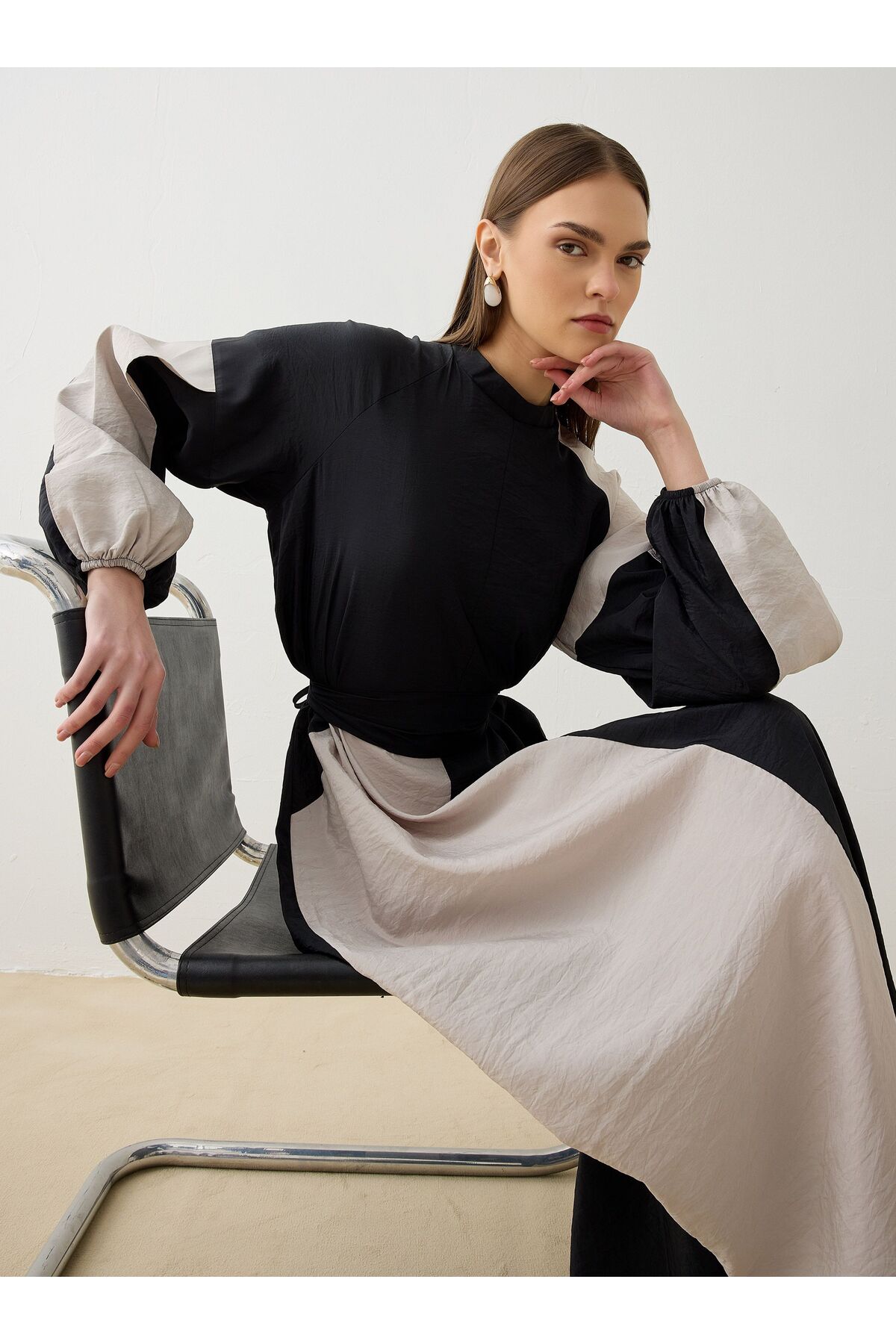 Modal Kumaşlı Kontras Renk Detaylı Tesettür Elbise - Siyah Taş - Siyah -