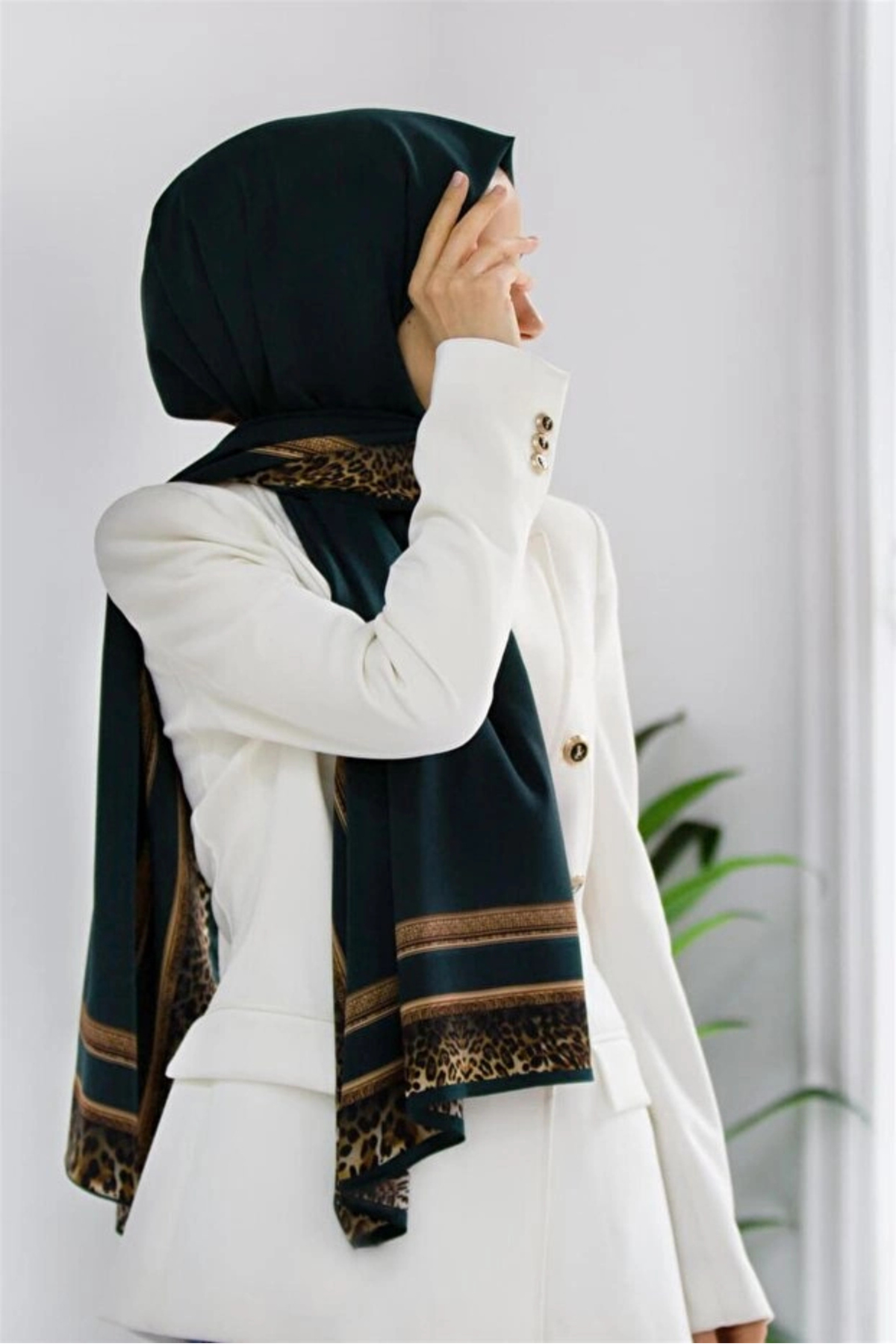 LÜKS MEDİNE İPEĞİ LEOPAR BORDÜR DESENLİ PETROL YEŞİLİ RENKLİ 75X195 KIRIŞMAZ ŞAL MOSS KREP D