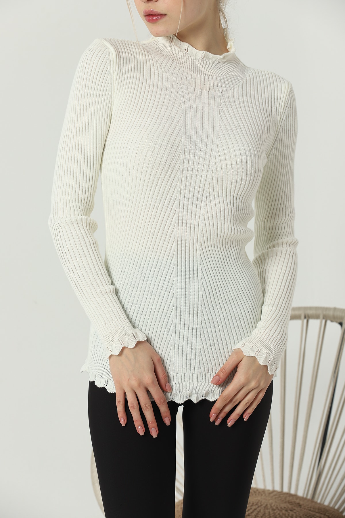 Kadın Ekru Kol Ve Yaka Ucu Dantel Fırfır Detay Yarım Balıkçı Triko Kazak