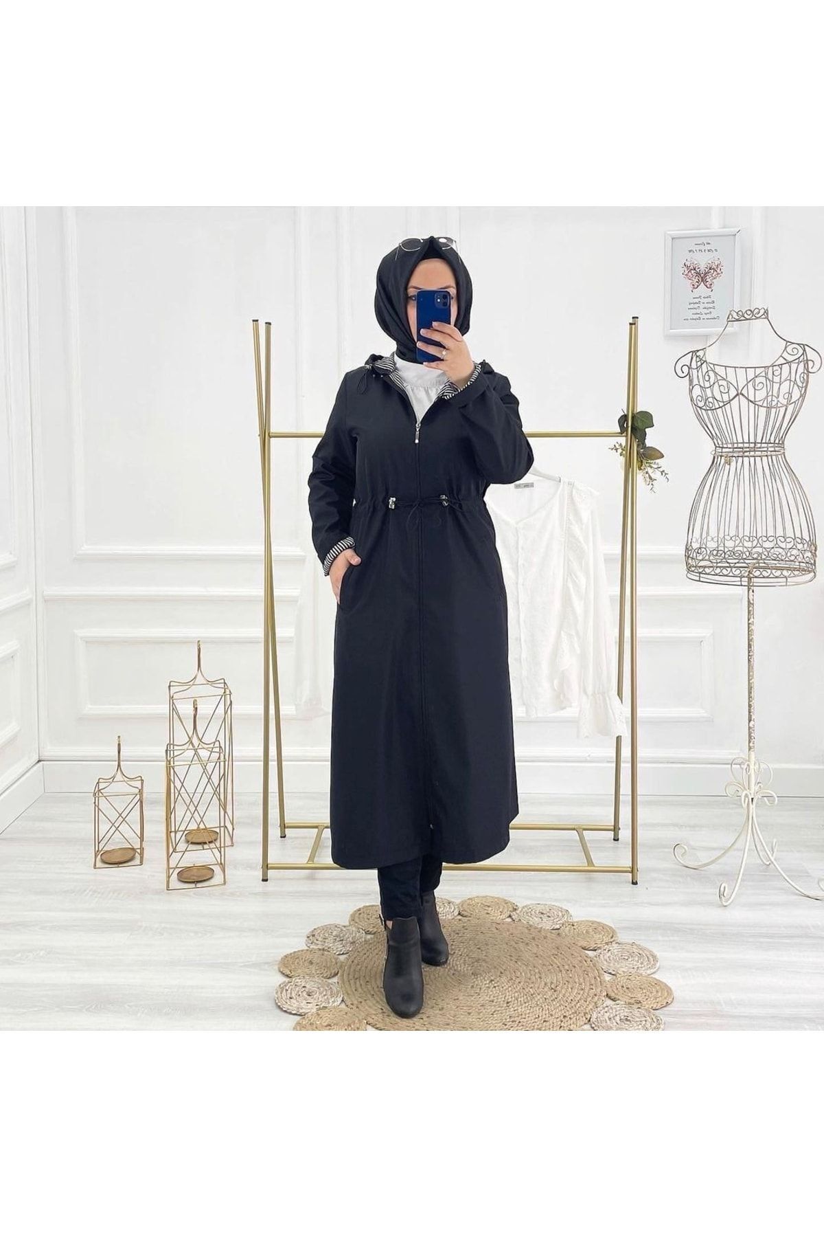 Siyah Içi Çizgili Ve Su Geçirmez Kadın Trençkot