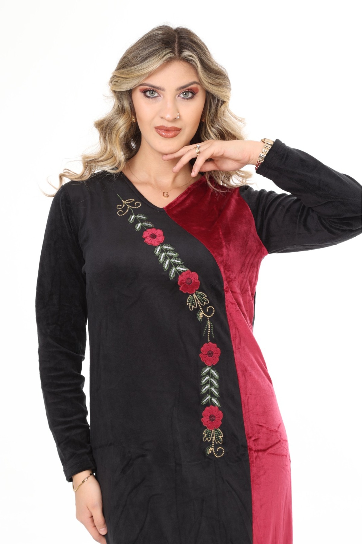 Kadın siyah yaka nakış detaylı kadife elbise