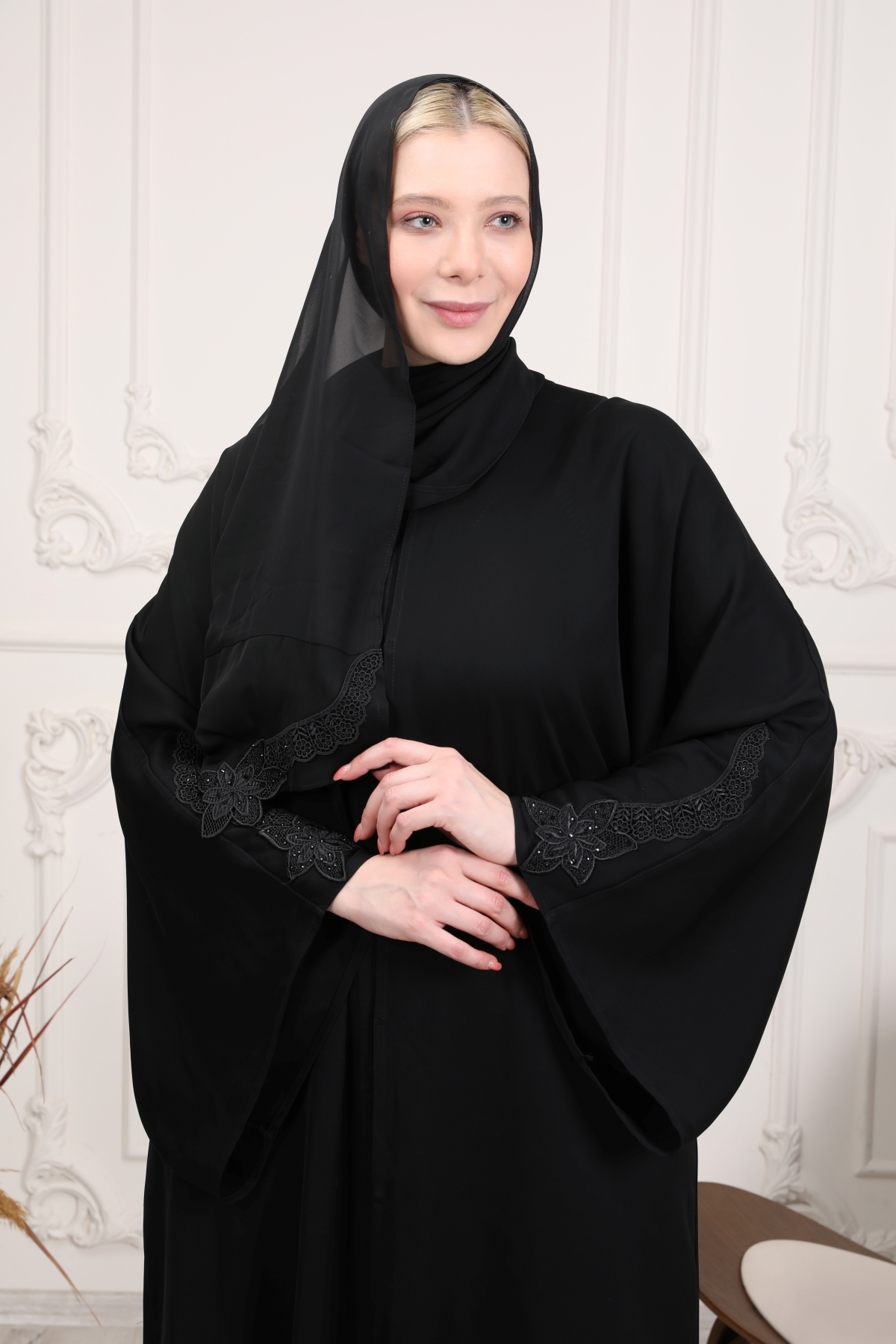 ŞIK ve KALİTELİ DUBAİ İPEĞİ ŞALLI ABAYA FERACE SİYAH DANTEL DETAYLI