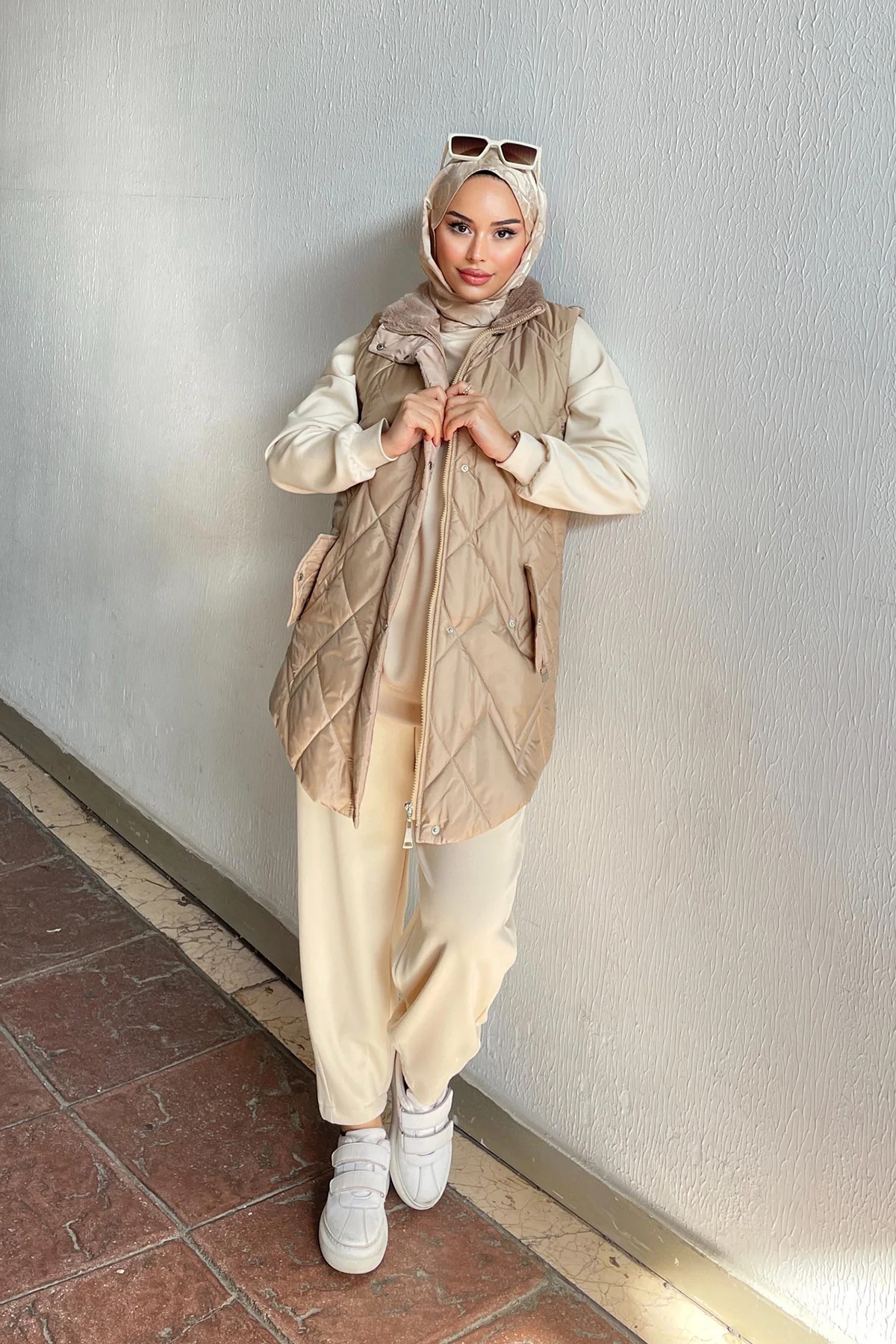 Kadın Bej Yakası Kürklü Kısa Yelek