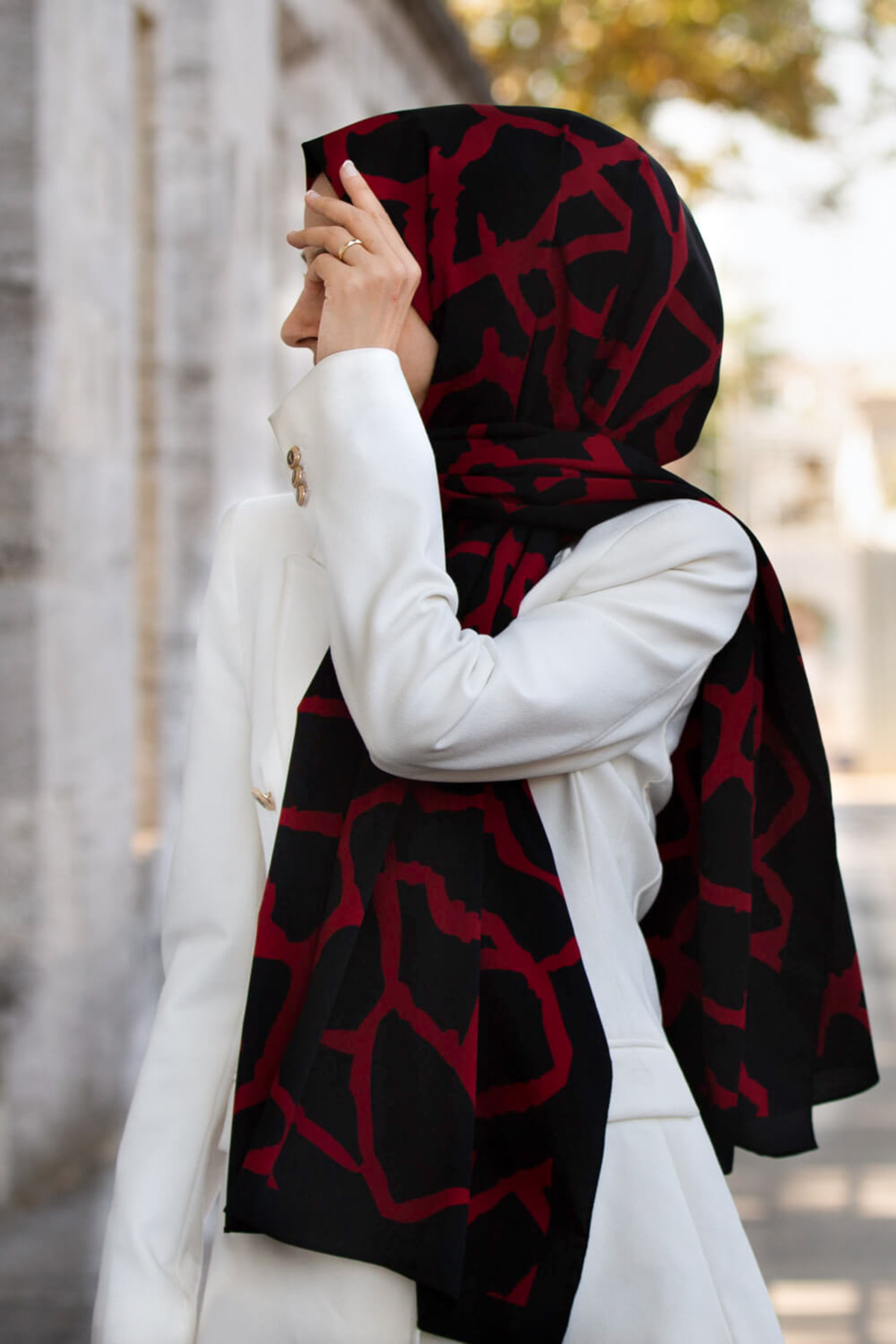 LÜKS MEDİNE İPEĞİ TAŞ DESENLİ SİYAH - KIRMIZI RENKLİ 75X195 KIRIŞMAZ ŞAL MOSS KREP DİKİŞ TİPİ İTALYA