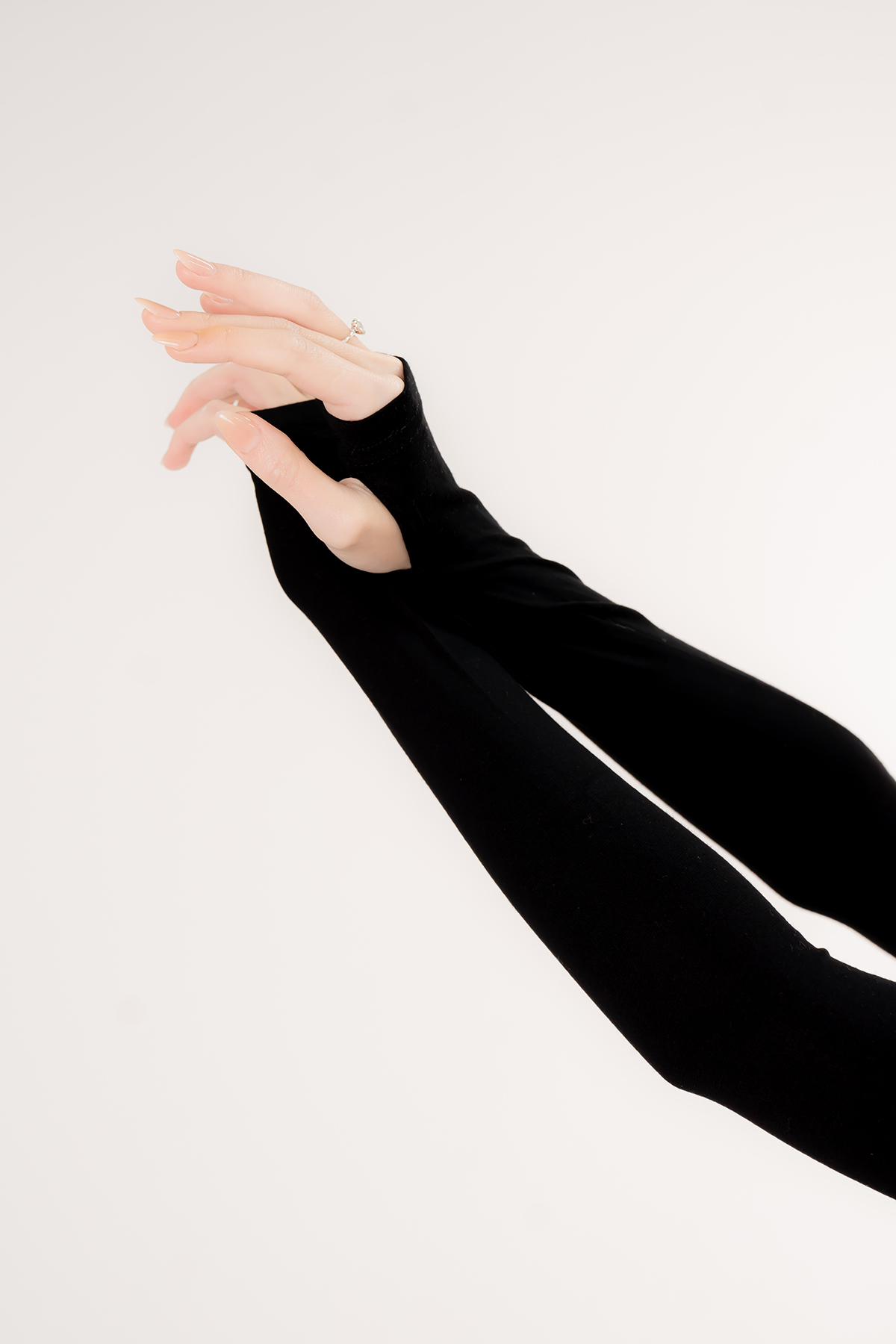 Parmak Geçmeli Kolluk – Siyah Esnek Terletmez Günlük Kullanım | Şal Cenneti