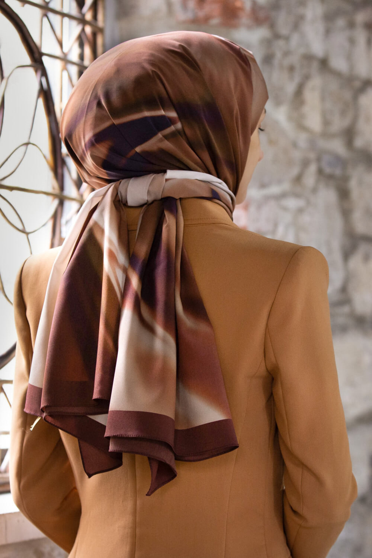 LÜKS MEDİNE İPEĞİ DALGA DESENLİ BEJ - TABA RENKLİ 75X195 KIRIŞMAZ EŞARP MOSS KREP DİKİŞ TİPİ İTALYAN