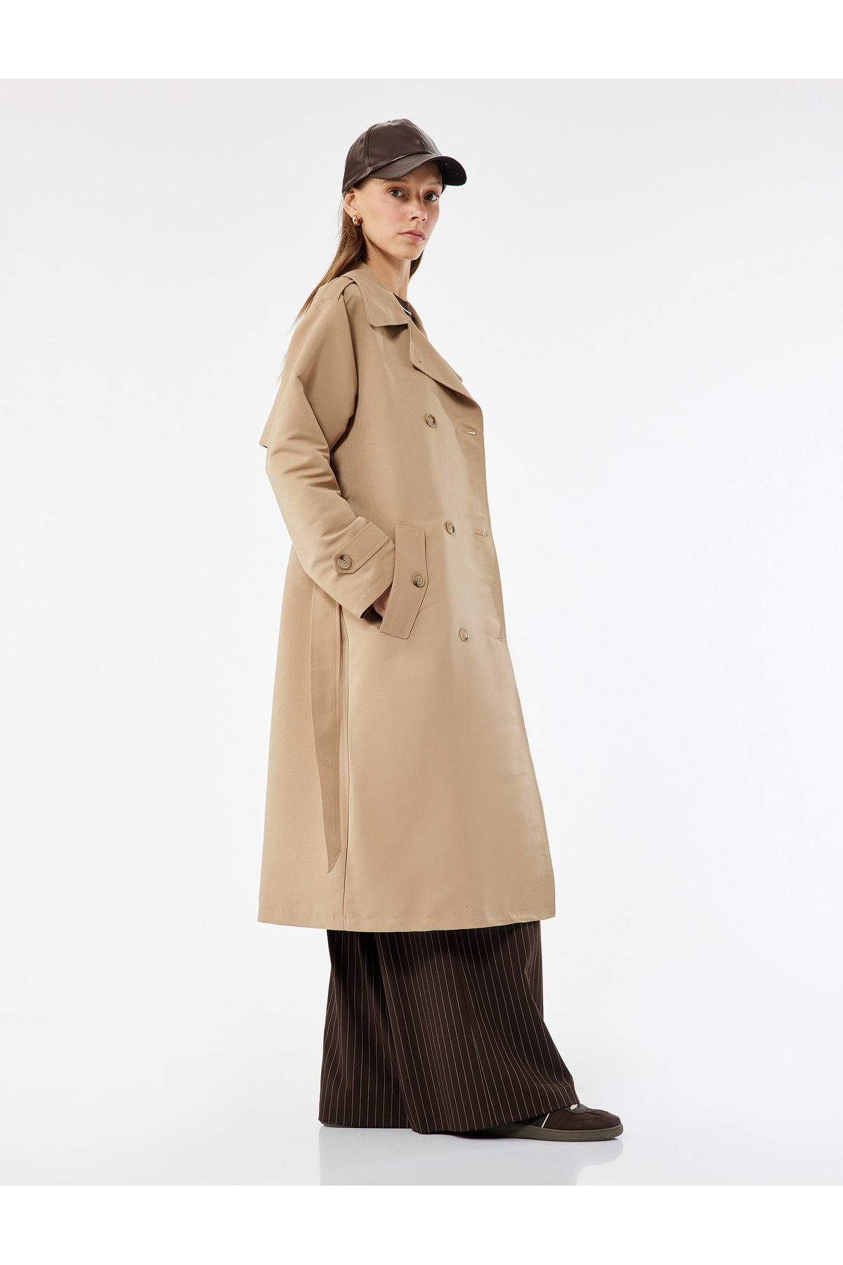 Uzun Kollu Düğmeli Kemer Detaylı Cepli Kruvaze Yaka Trençkot