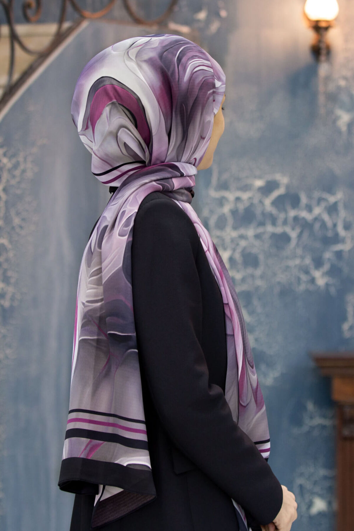 LÜKS MEDİNE İPEĞİ DUMAN DESENLİ KREM - MÜRDÜM RENKLİ 75X195 KIRIŞMAZ EŞARP MOSS KREP DİKİŞ TİPİ İTAL