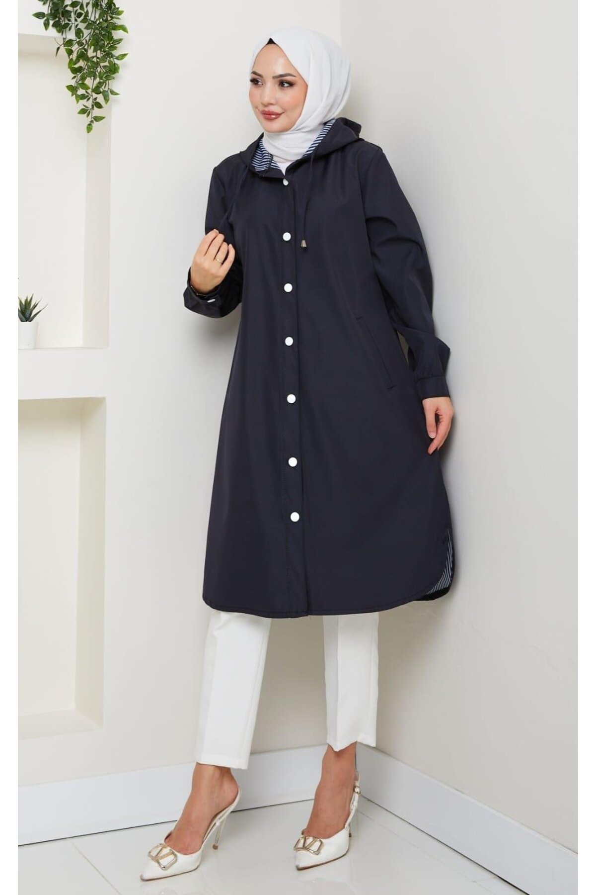 Kadın Kapüşonlu İçi Çizgili Mevsimlik Lacivert Trenç