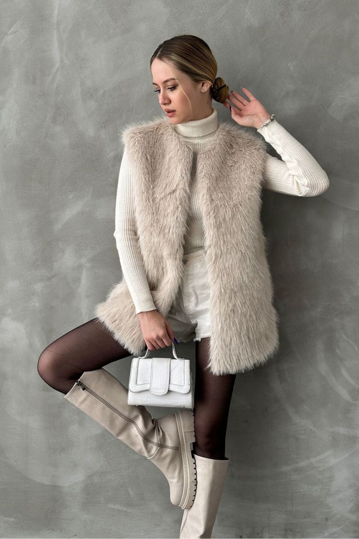 Kadın Bej Cep ve Astar Detaylı Yaka Kancalı Uzun Kürk Yelek -Büyük Beden