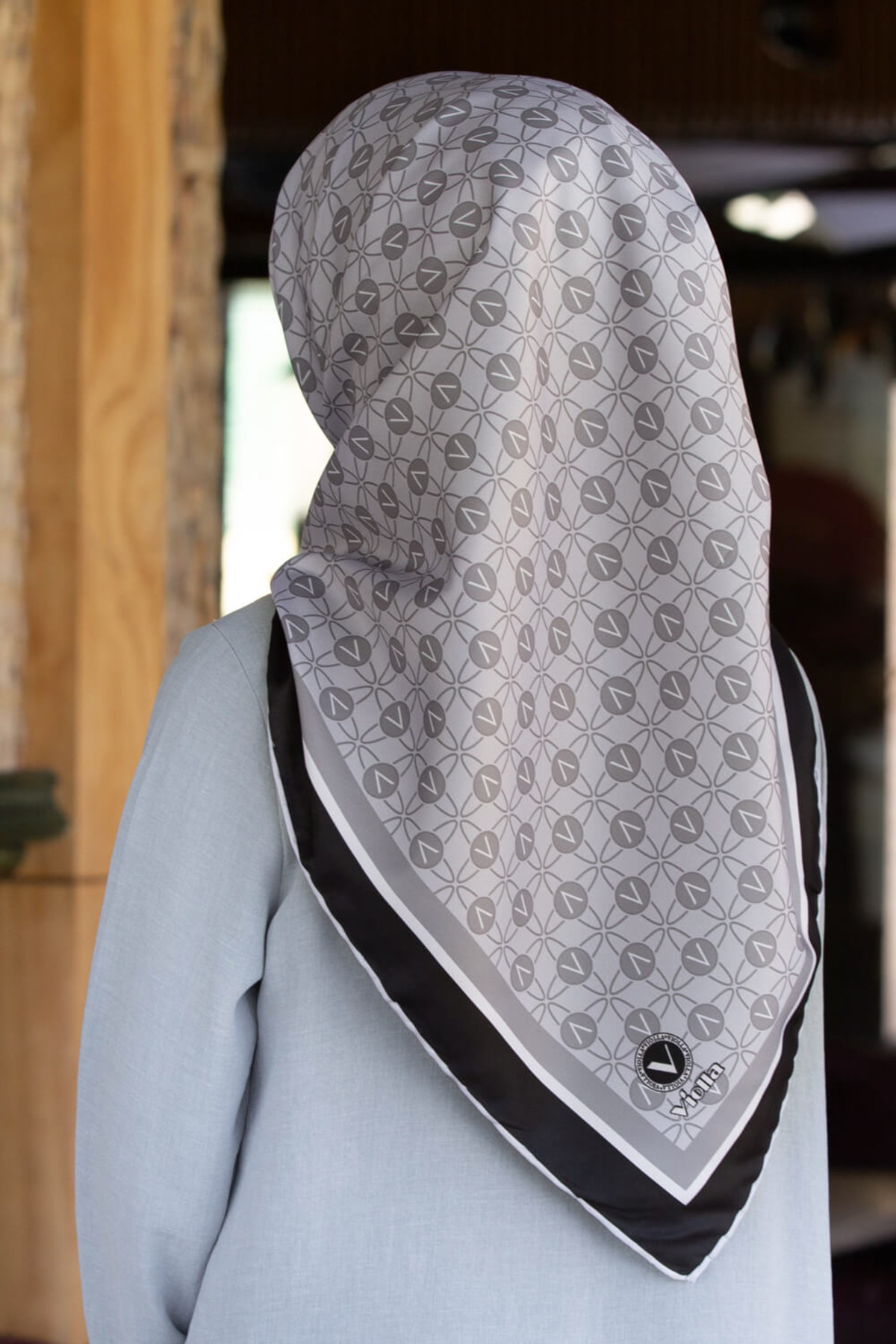 Twill V Desenli Gri Renkli 90x90 Eşarp (İpek İçermez) Dikim Şekli : El Dikişi