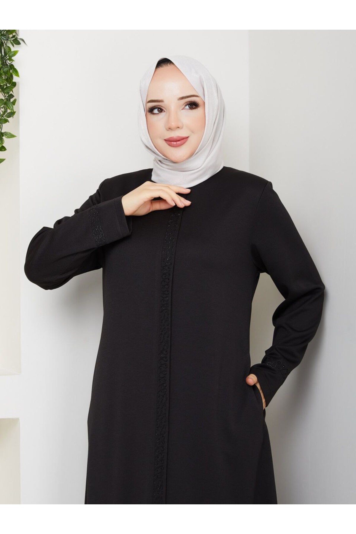 YENİ SEZON ORTA KALINLIKTA KIŞLIK ÖNÜ VE KOLLARI İŞLEME VE TAŞ DETAYLI TAM BOY FERACE PARDESÜ